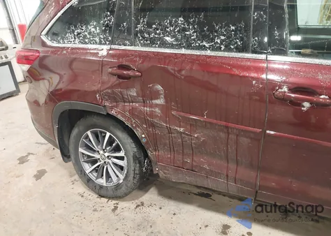 2018 Toyota Highlander Xle z USA, uszkodzony, nr VIN 5TDJZRFH6JS806726